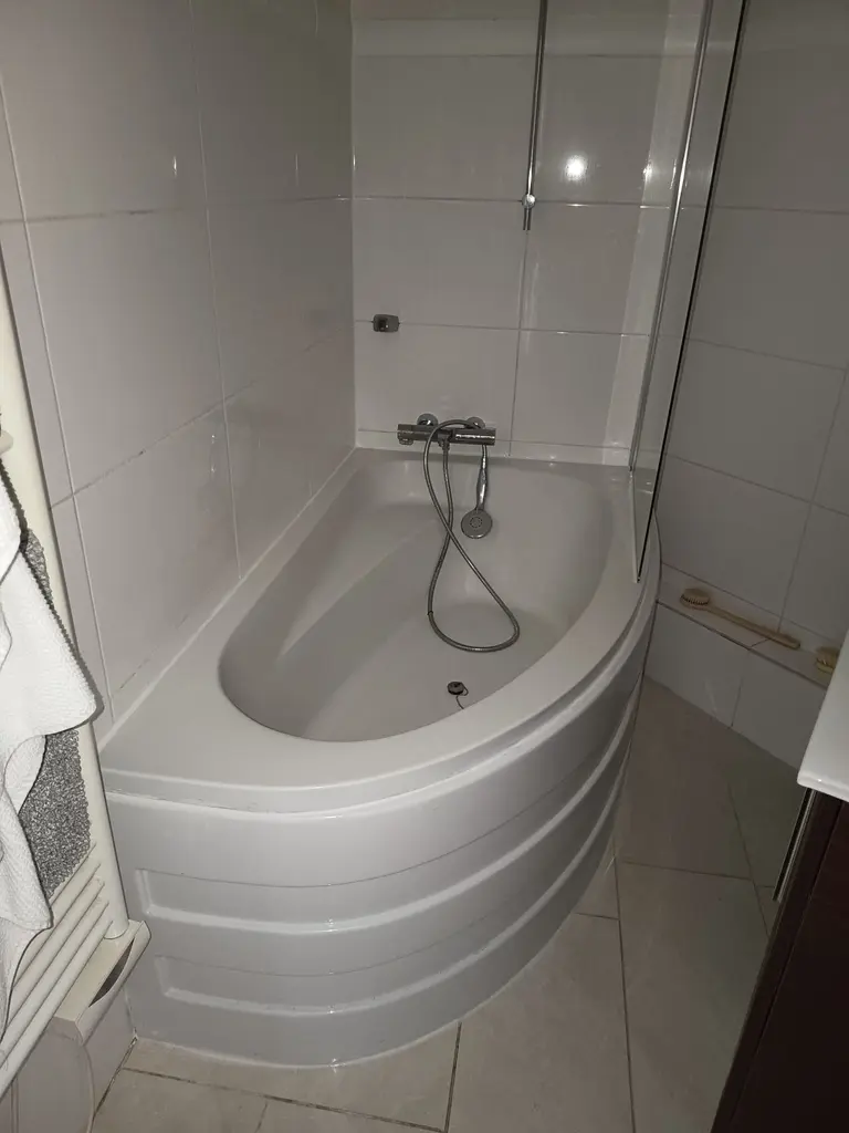 Après : baignoire avec habillage et pare-bain — installation de baignoire à Paris 15e
