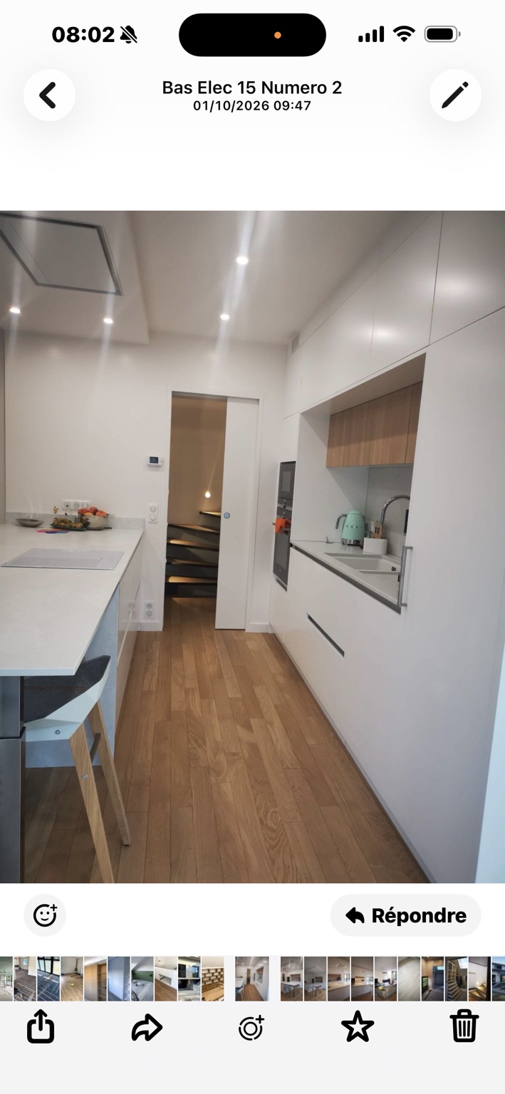 Rangements intégrés et plan de travail de la cuisine rénovée à Suresnes