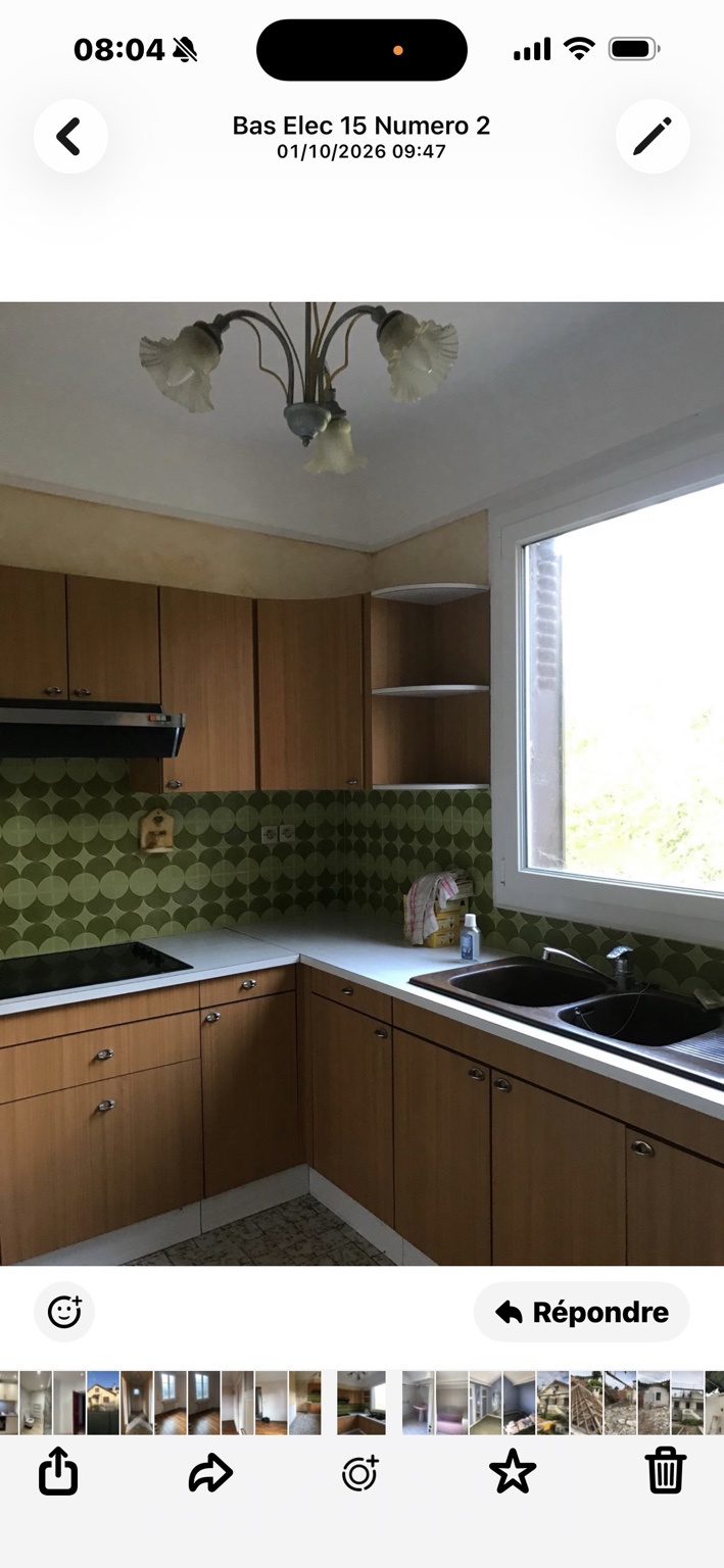 Cuisine ancienne à Suresnes avant rénovation : meubles en bois et crédence verte