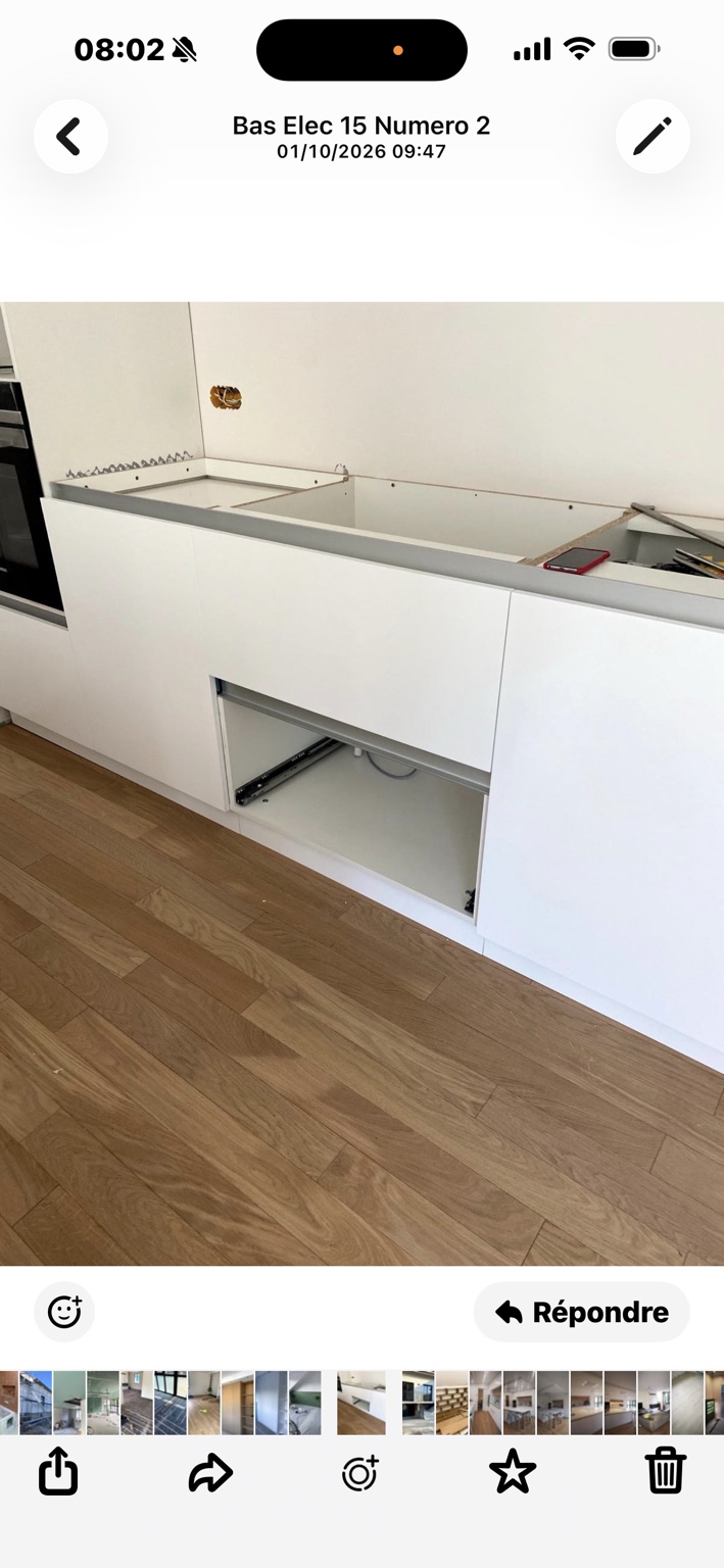 Installation des meubles de cuisine pendant le chantier à Suresnes