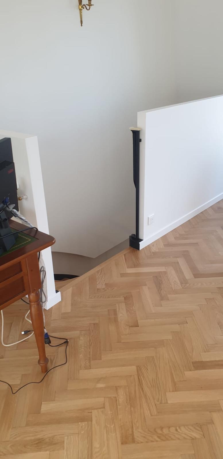 Arrivée de l’escalier au palier et raccord avec le parquet en chevrons