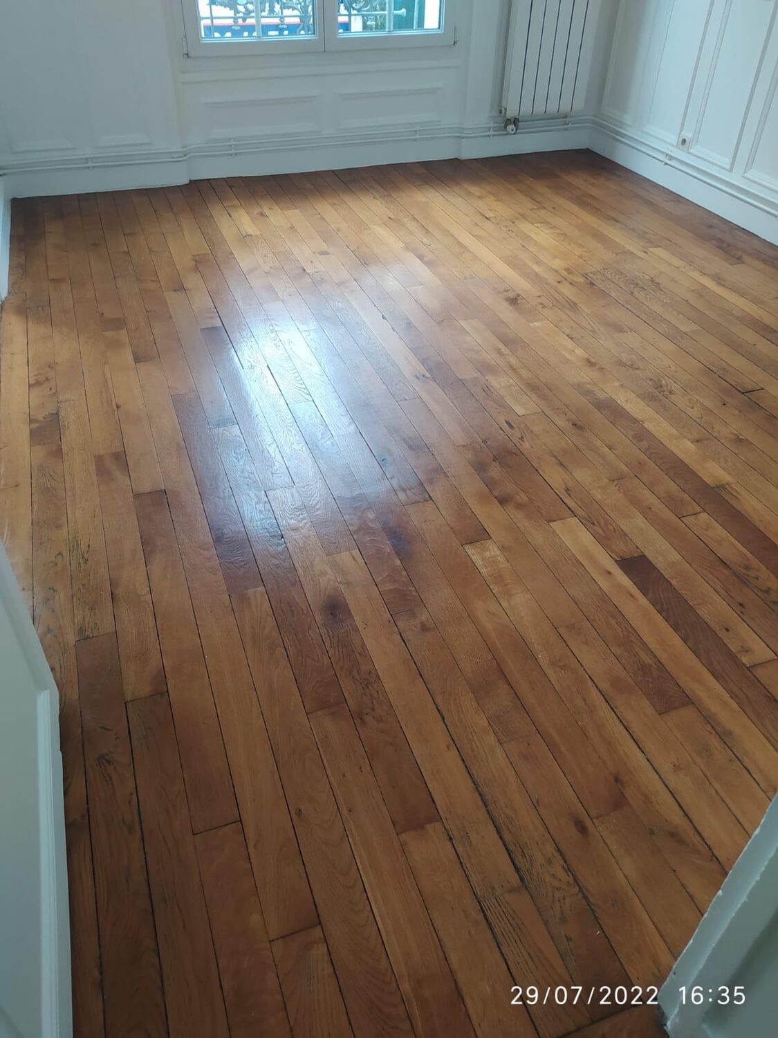 Finition du parquet rénové