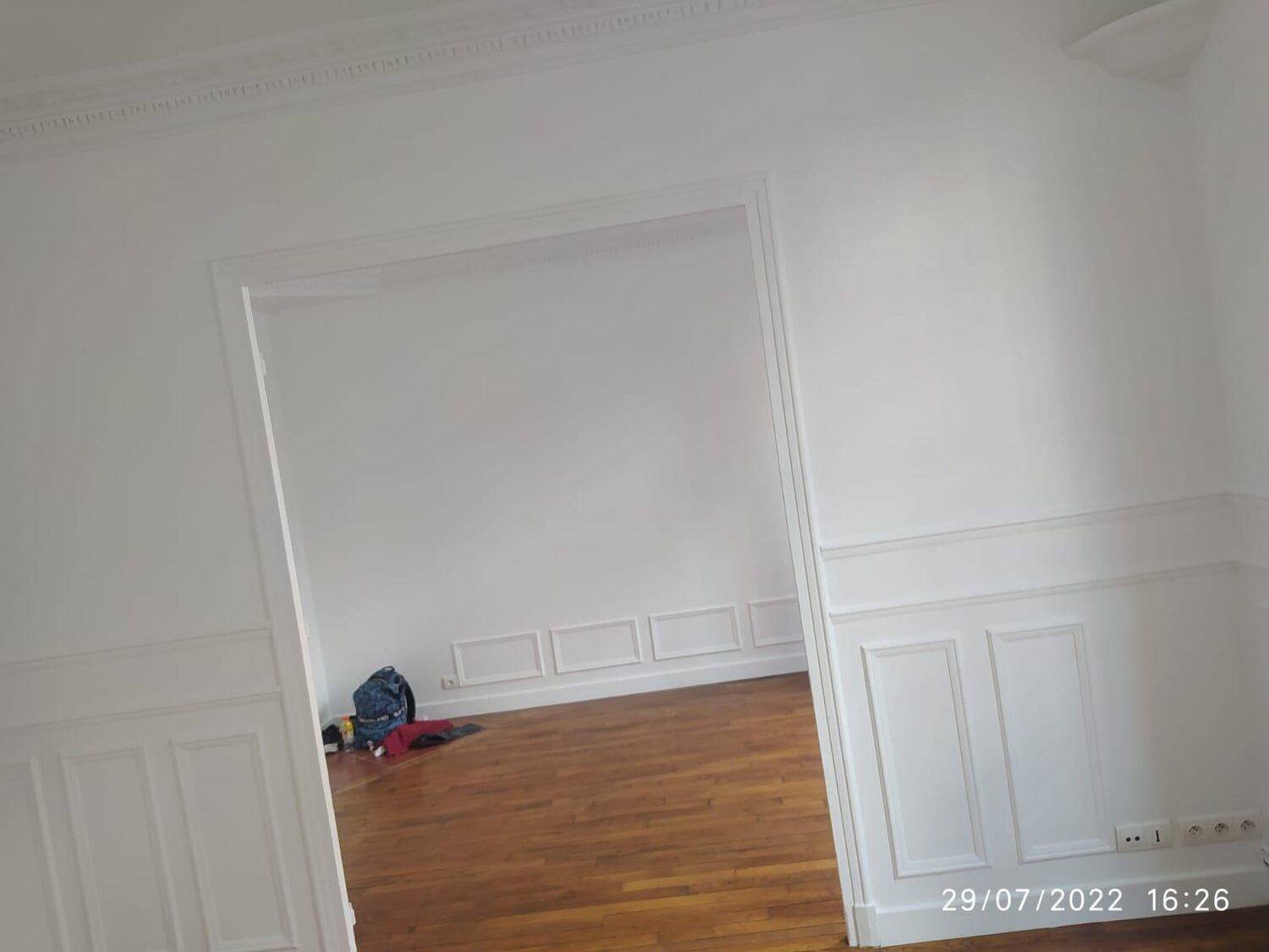 Pièce rénovée avec parquet remis en valeur