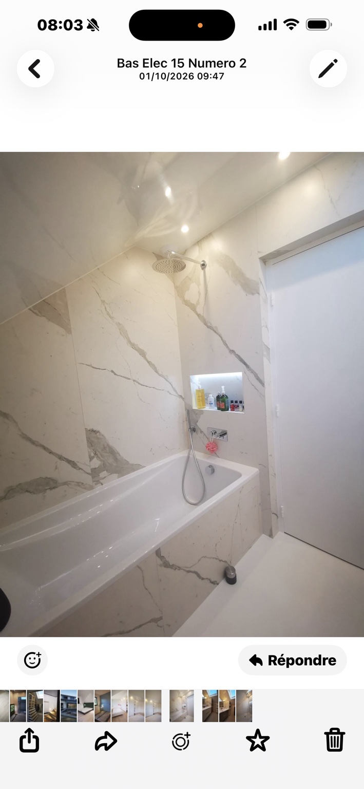 Après : baignoire blanche et revêtements effet marbre à Paris 14