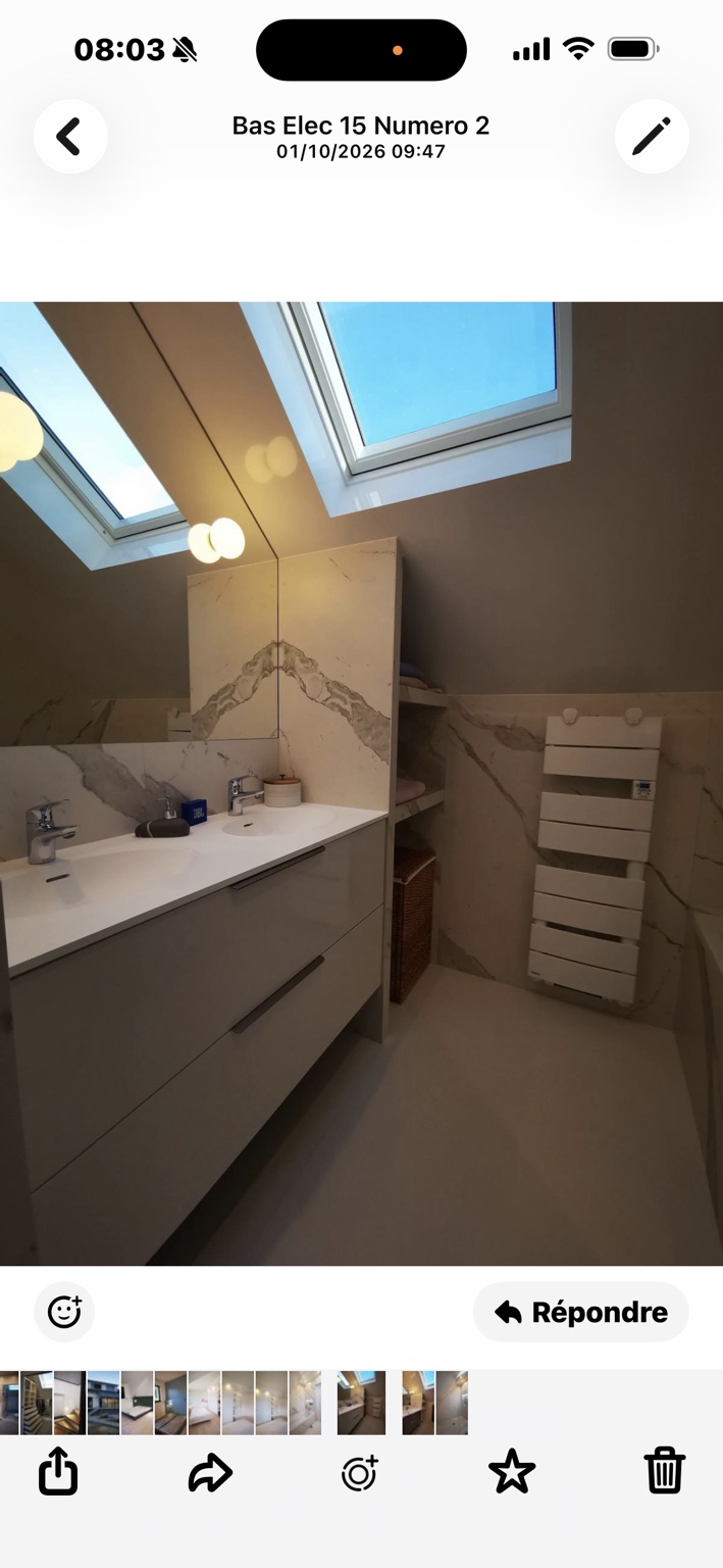 Après : meuble double vasque sous les fenêtres de toit à Paris 14