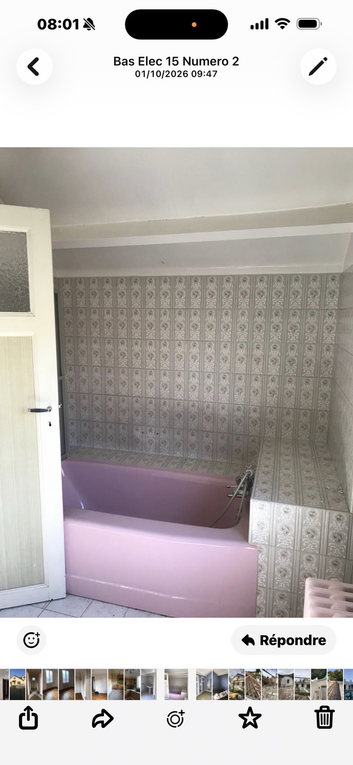 Avant : baignoire rose et ancien carrelage mural de la salle de bains à Paris 14