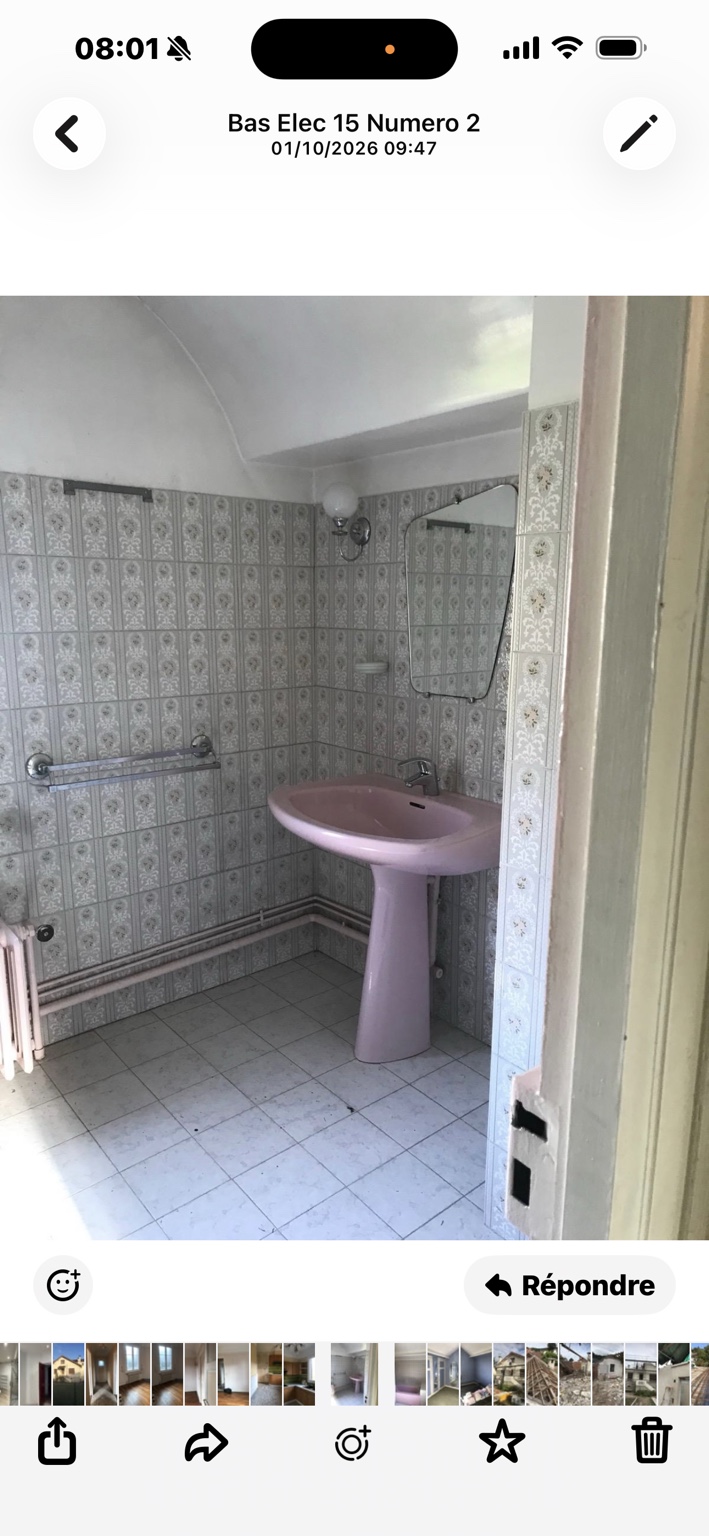 Avant : lavabo sur pied rose et carrelage de la salle de bains à Paris 14