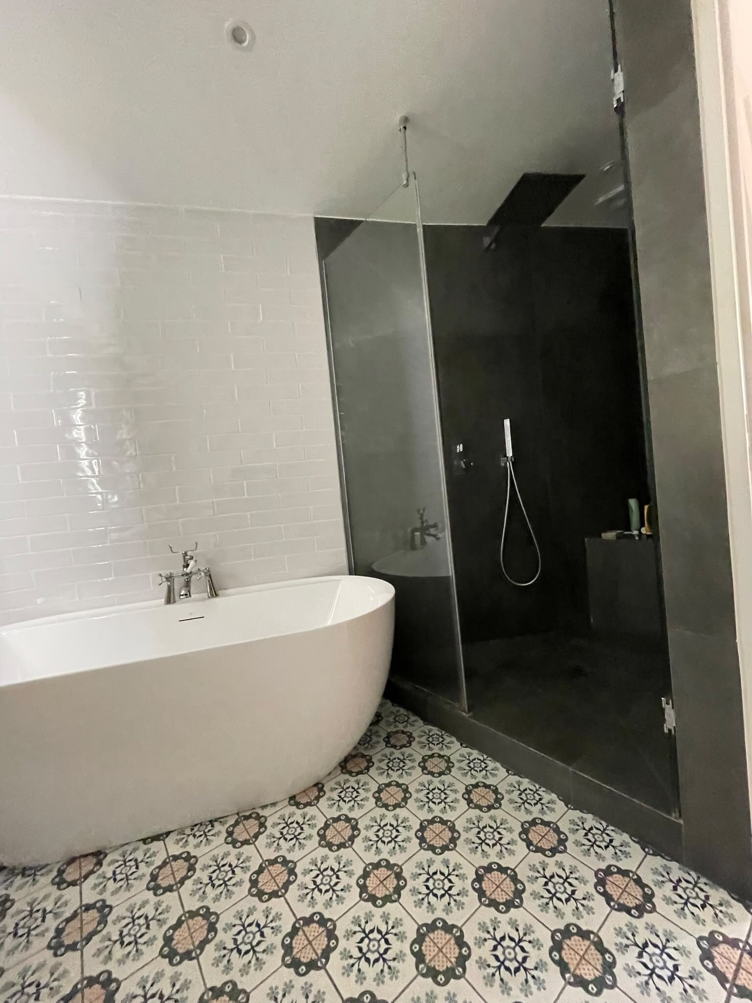 Douche vitrée de la salle de bains