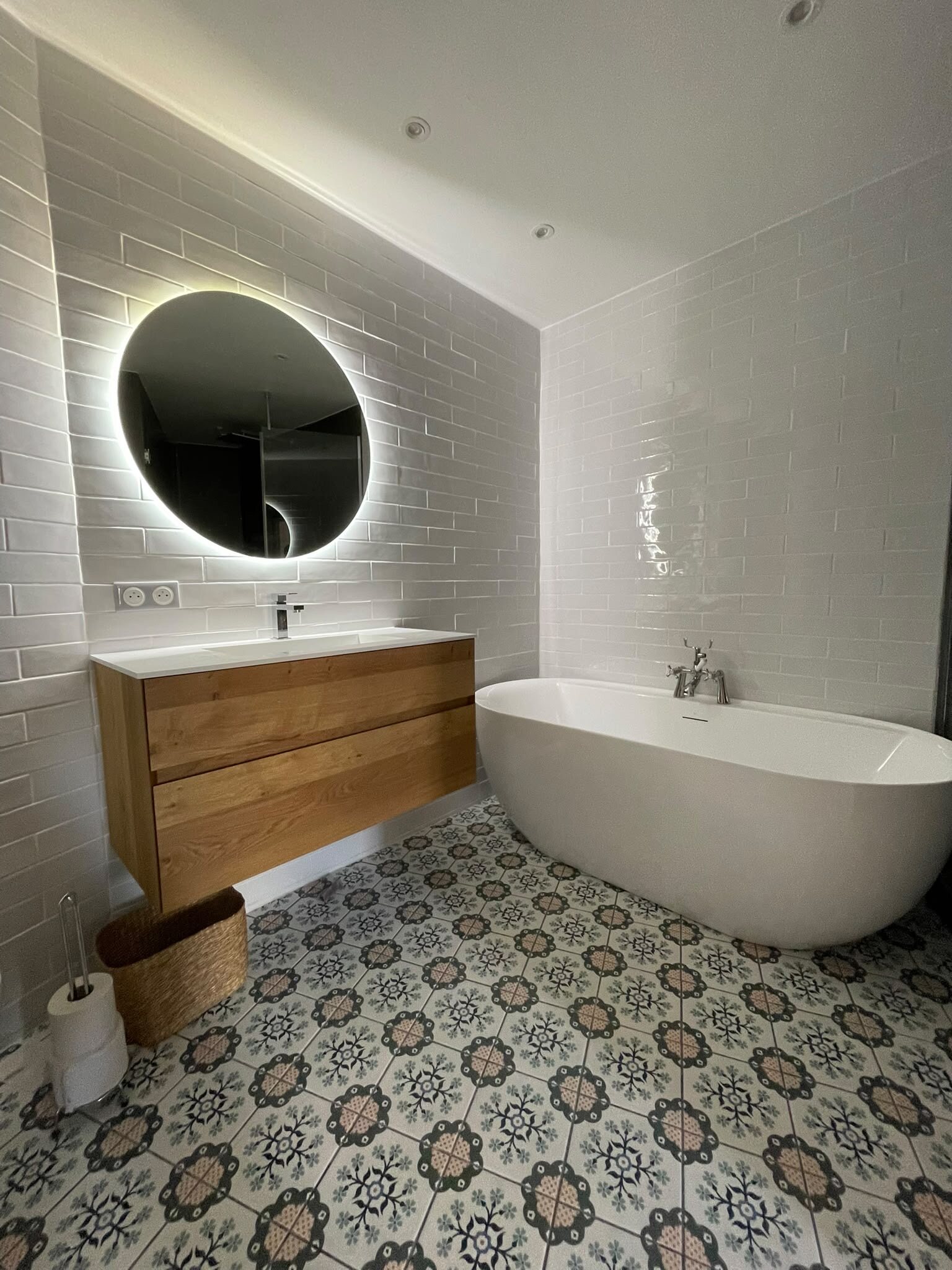 Meuble vasque en bois et baignoire îlot