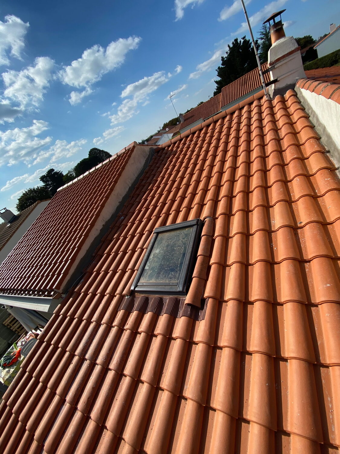 Toiture rénovée avec fenêtres de toit
