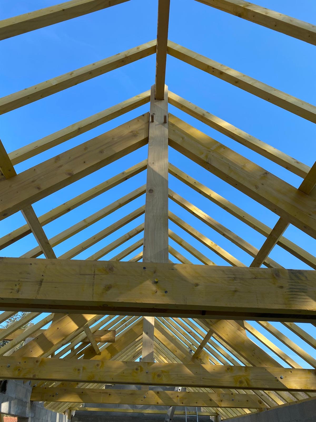 Charpente en bois : la structure de la toiture prend forme