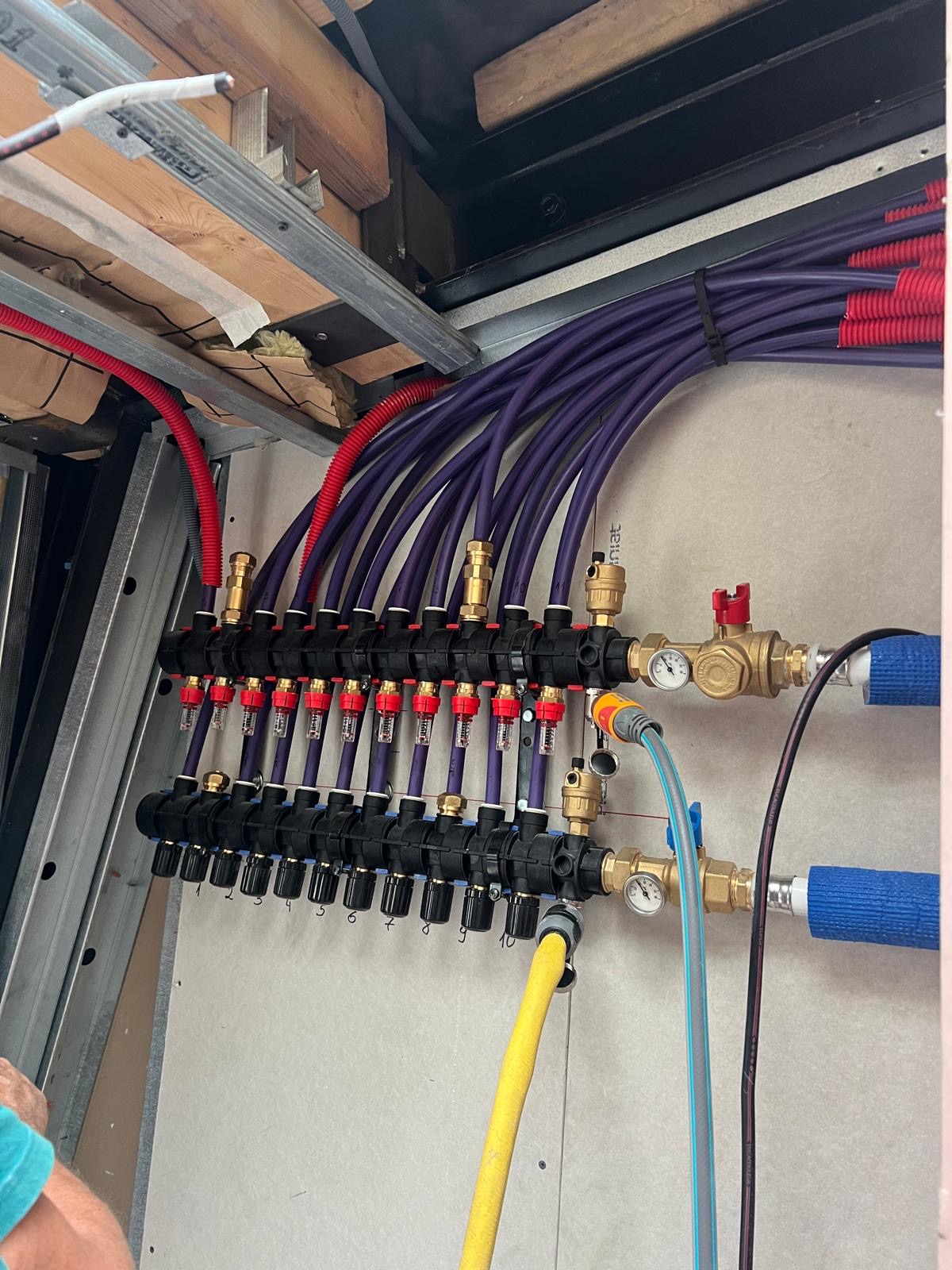 Collecteurs et distribution des circuits — installation en cours