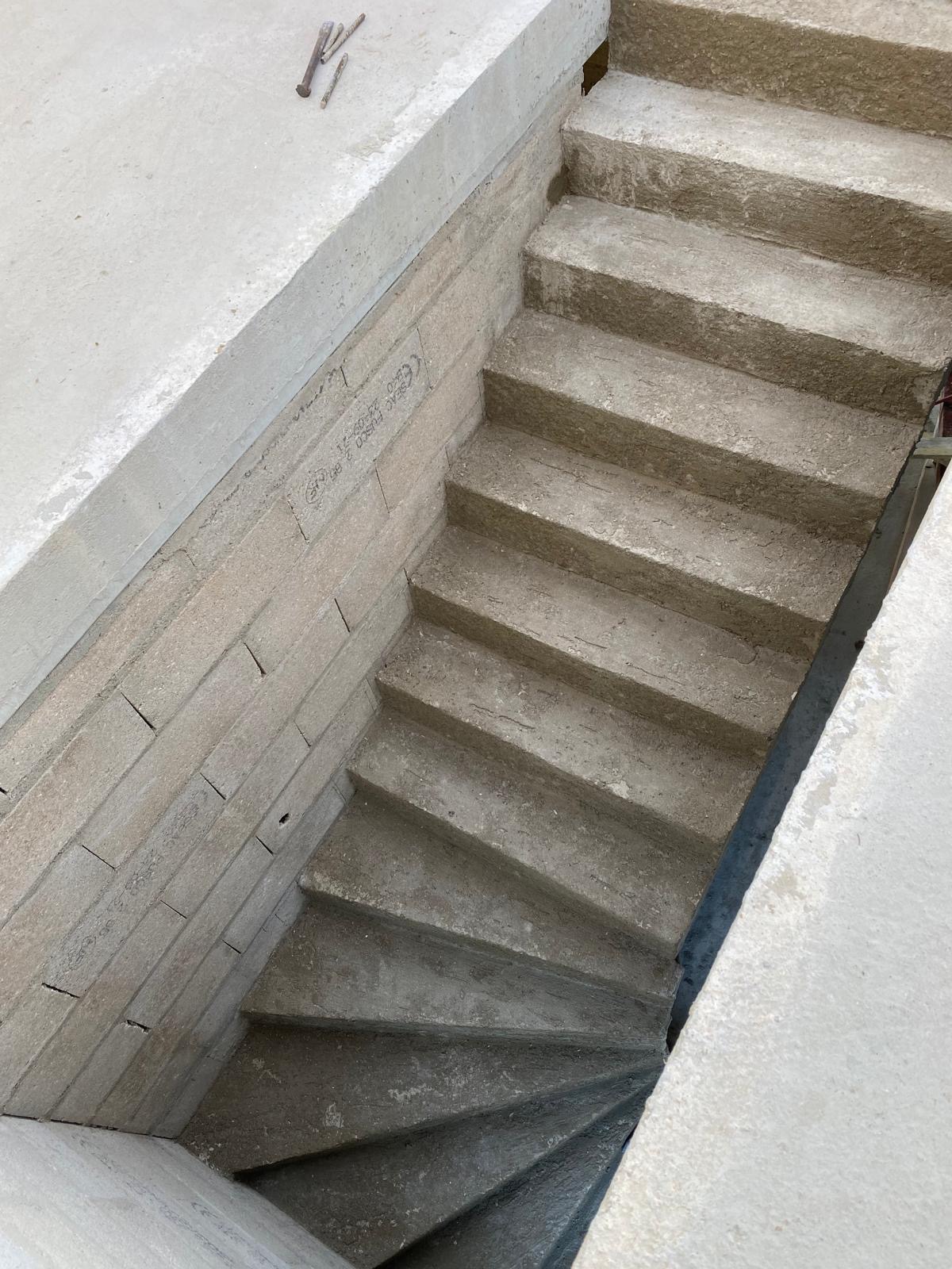 Création d’un escalier tournant en béton — avant les finitions