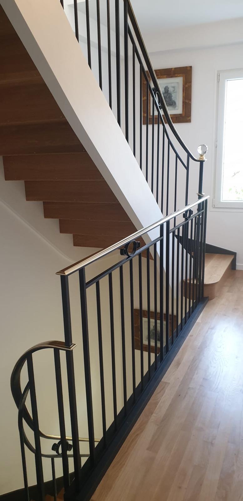 Escalier en bois, palier et garde-corps métallique noir