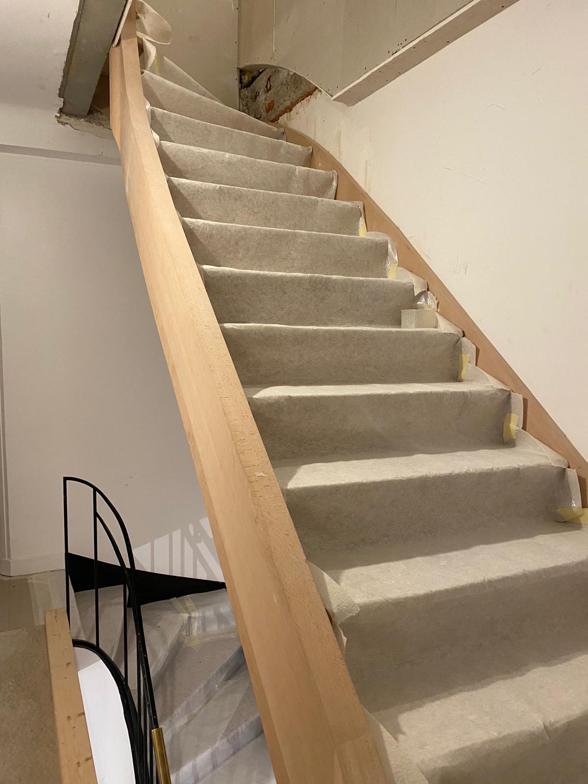 Pose d’un escalier en bois : marches protégées et finitions en cours