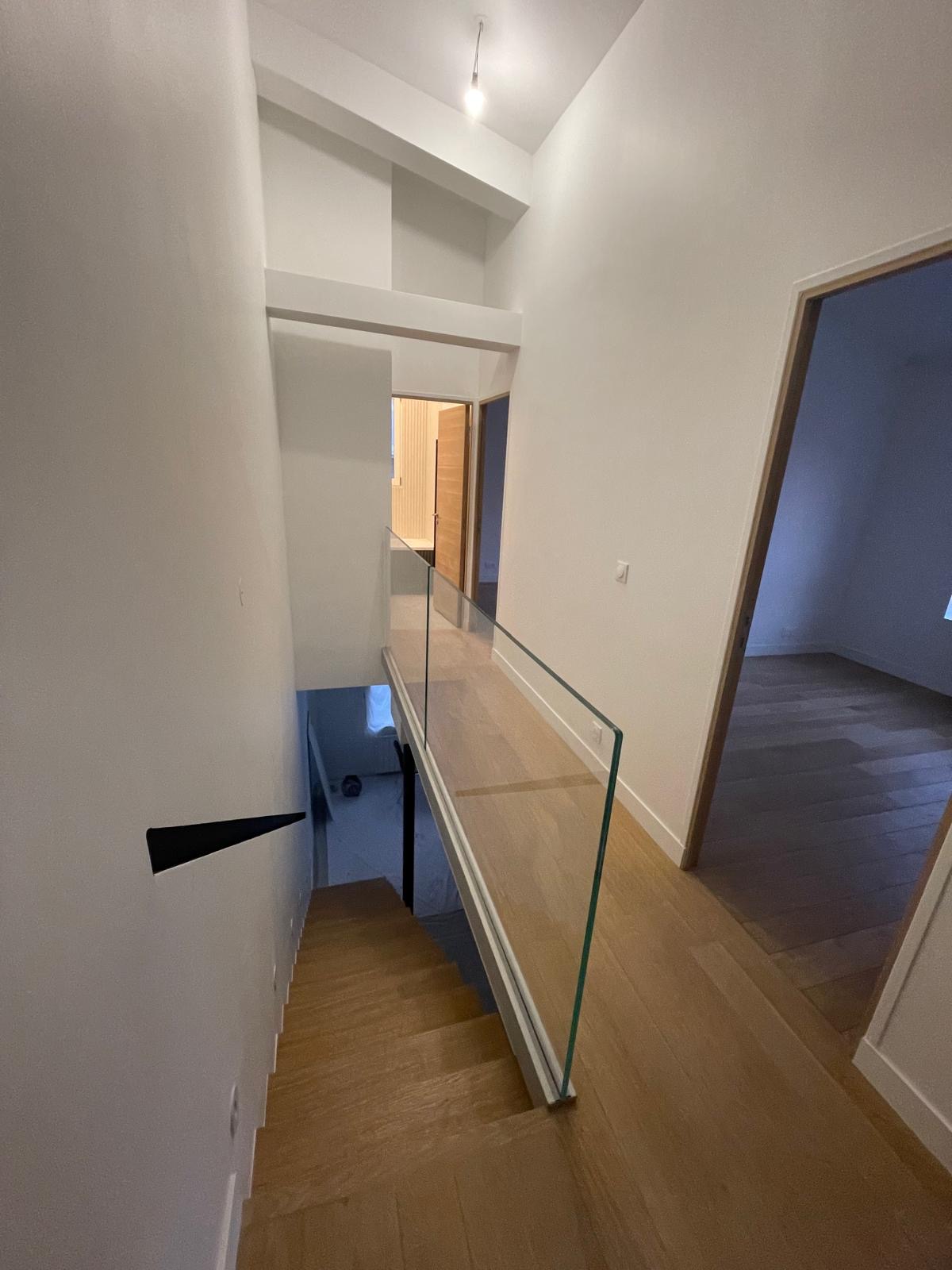 Escalier et palier en bois avec garde-corps vitré