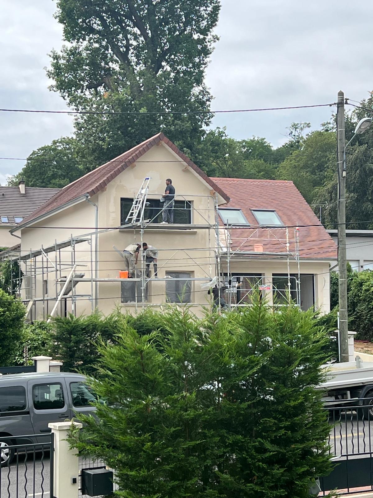 Maison avec couverture en tuiles — travaux de façade en cours