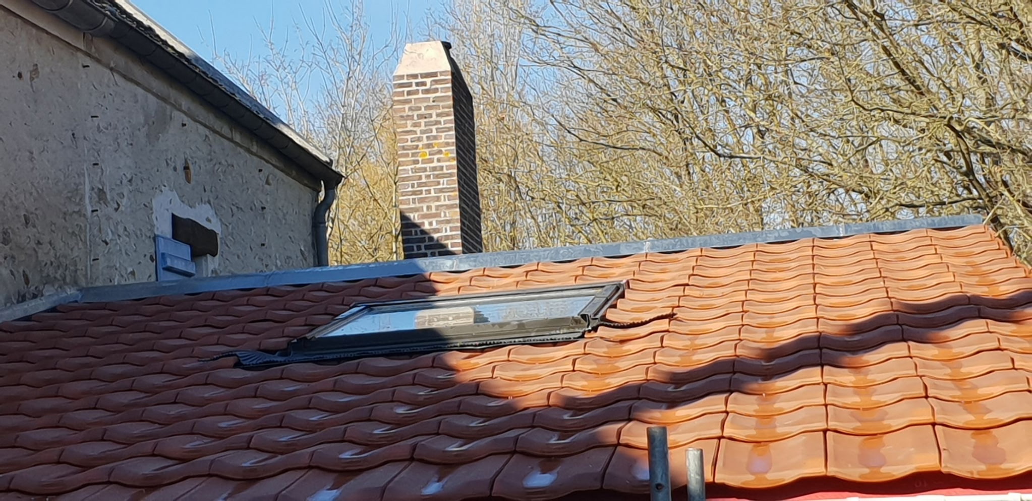 Couverture en tuiles avec fenêtre de toit