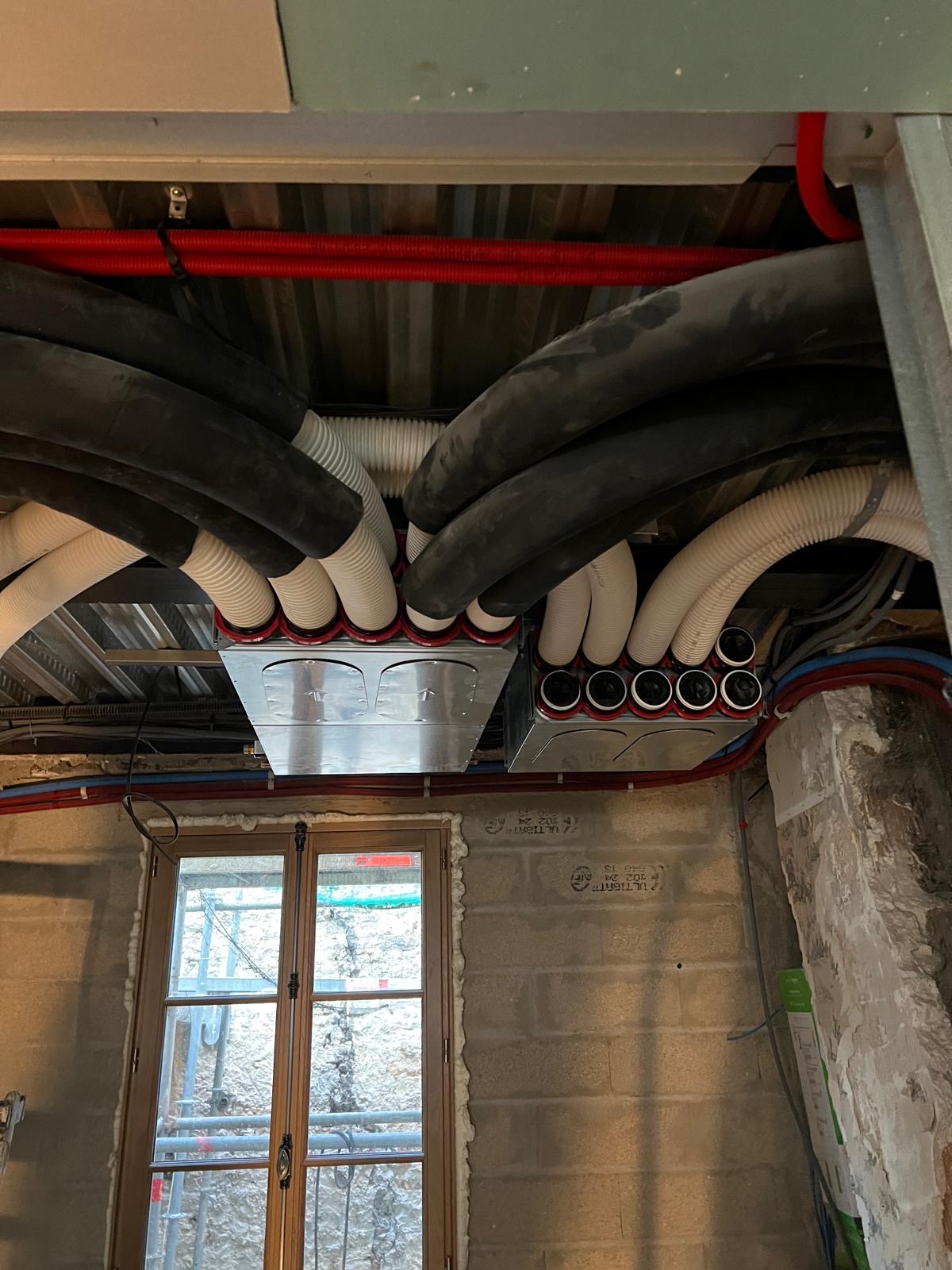 Passage des gaines techniques au plafond avant habillage