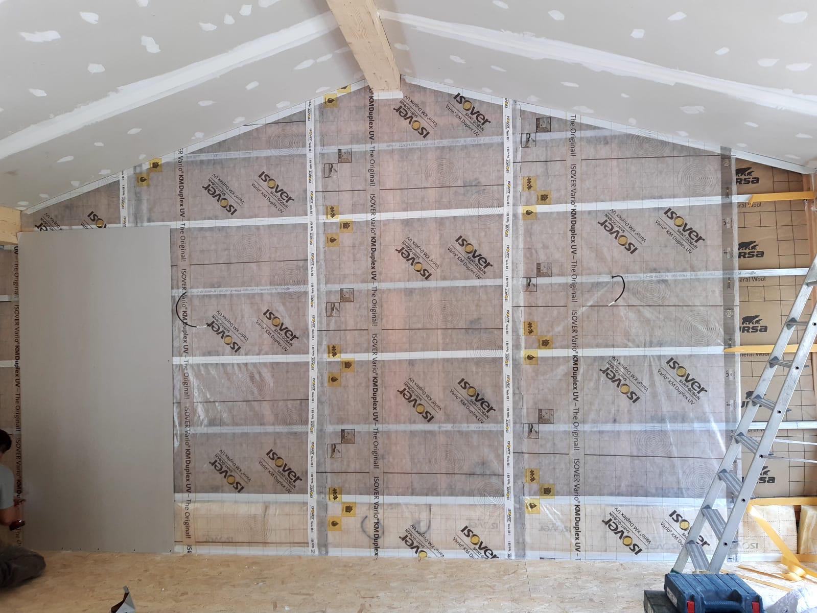 Isolation des murs avec membrane et ossature — chantier en cours