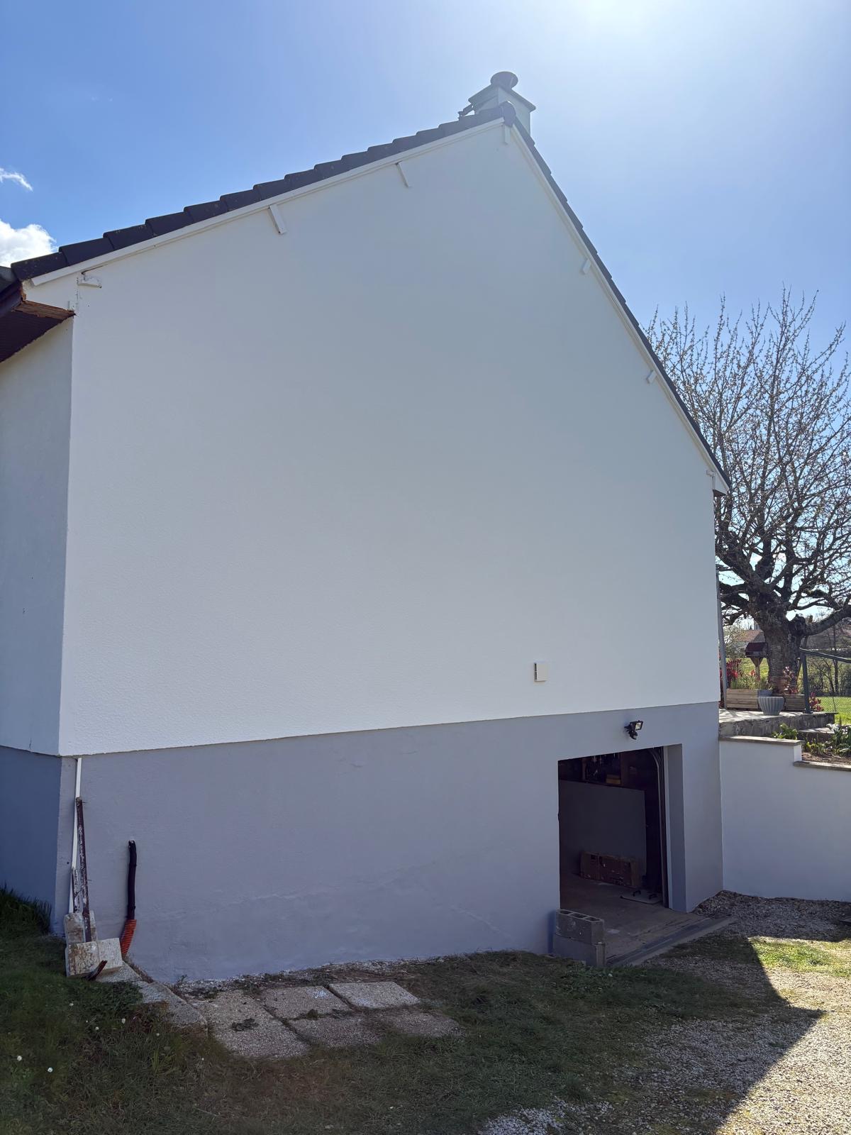 Pignon avec façade blanche et soubassement gris — après travaux