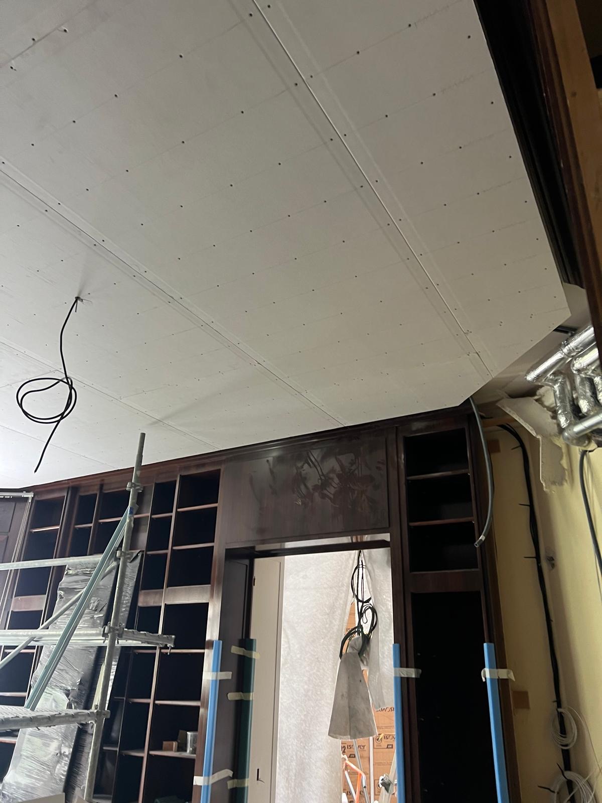 Habillage du plafond en plaques de plâtre, boiseries visibles — Paris 7e