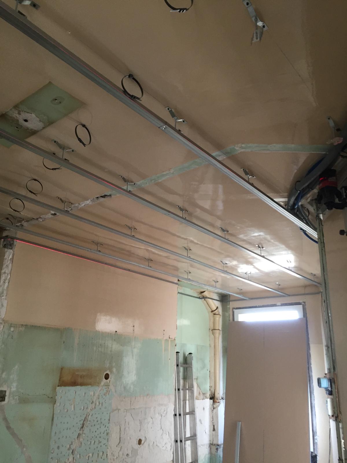 Préparation du faux plafond en Île-de-France