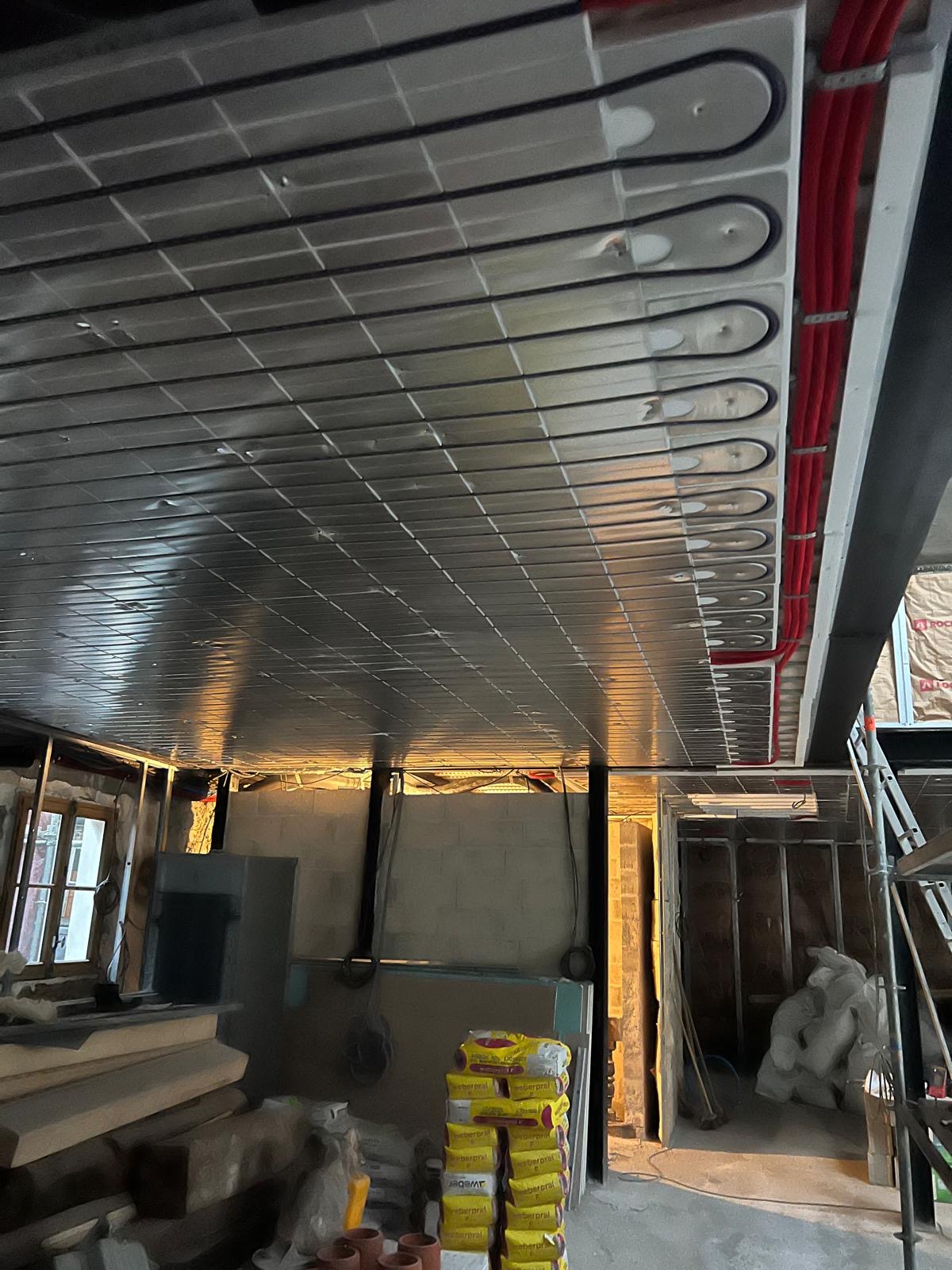 Panneaux et circuits intégrés au plafond — chantier en cours