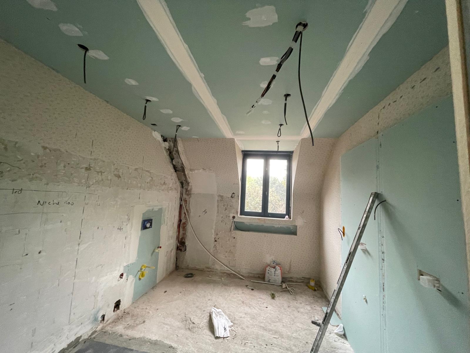 Plafond en plaques de plâtre et passages électriques — chantier en cours
