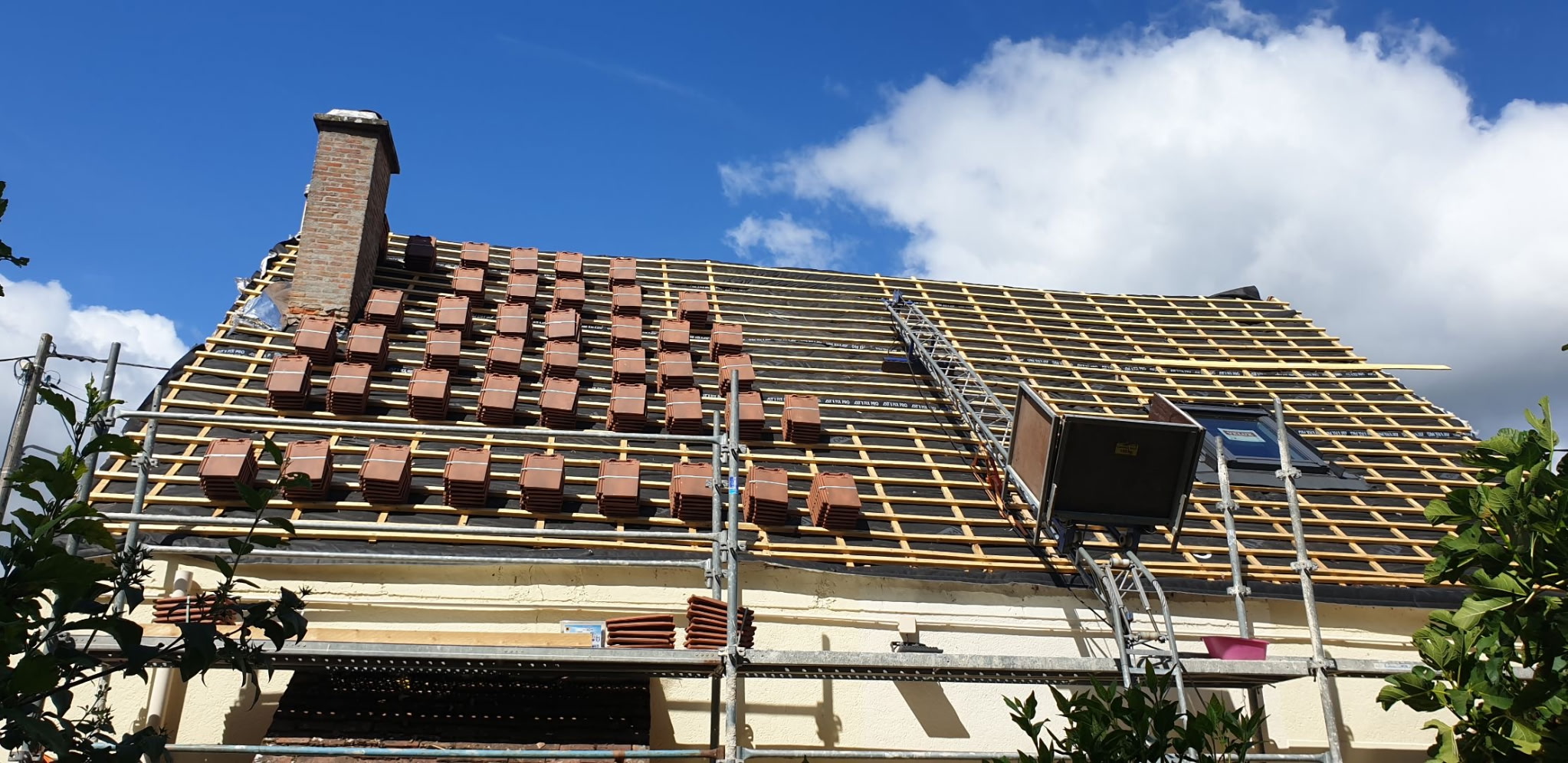 Liteaux, écran de sous-toiture et tuiles — couverture en cours de pose
