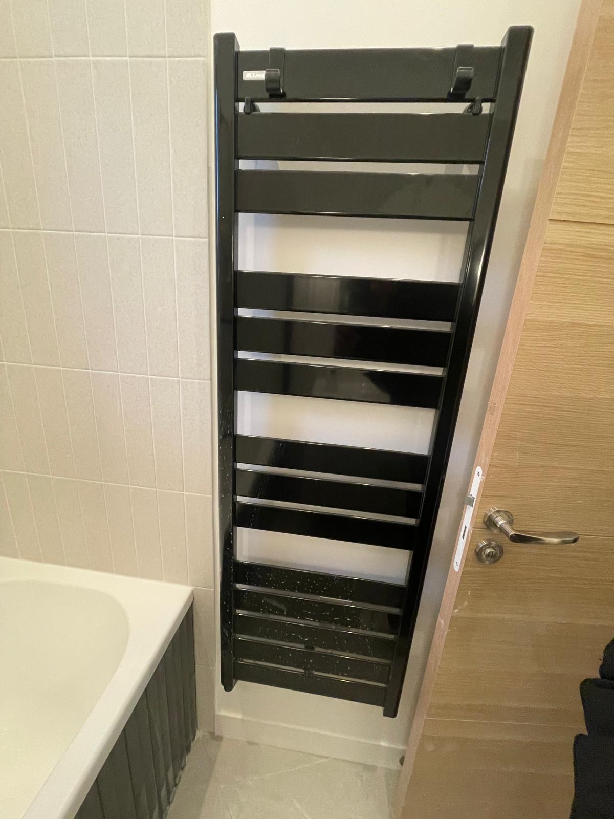 Sèche-serviettes noir dans une salle de bains
