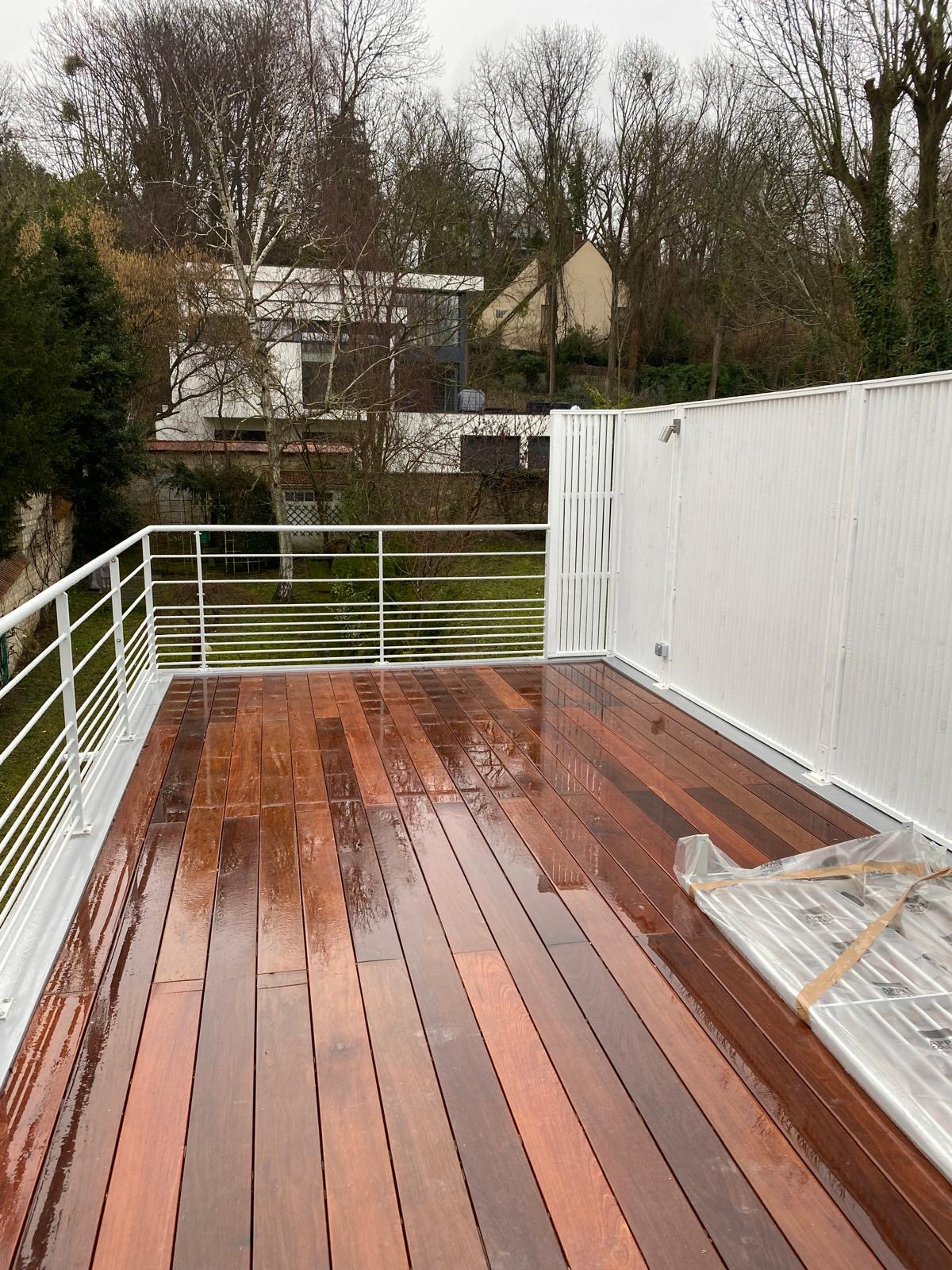 Terrasse en lames de bois avec garde-corps blanc
