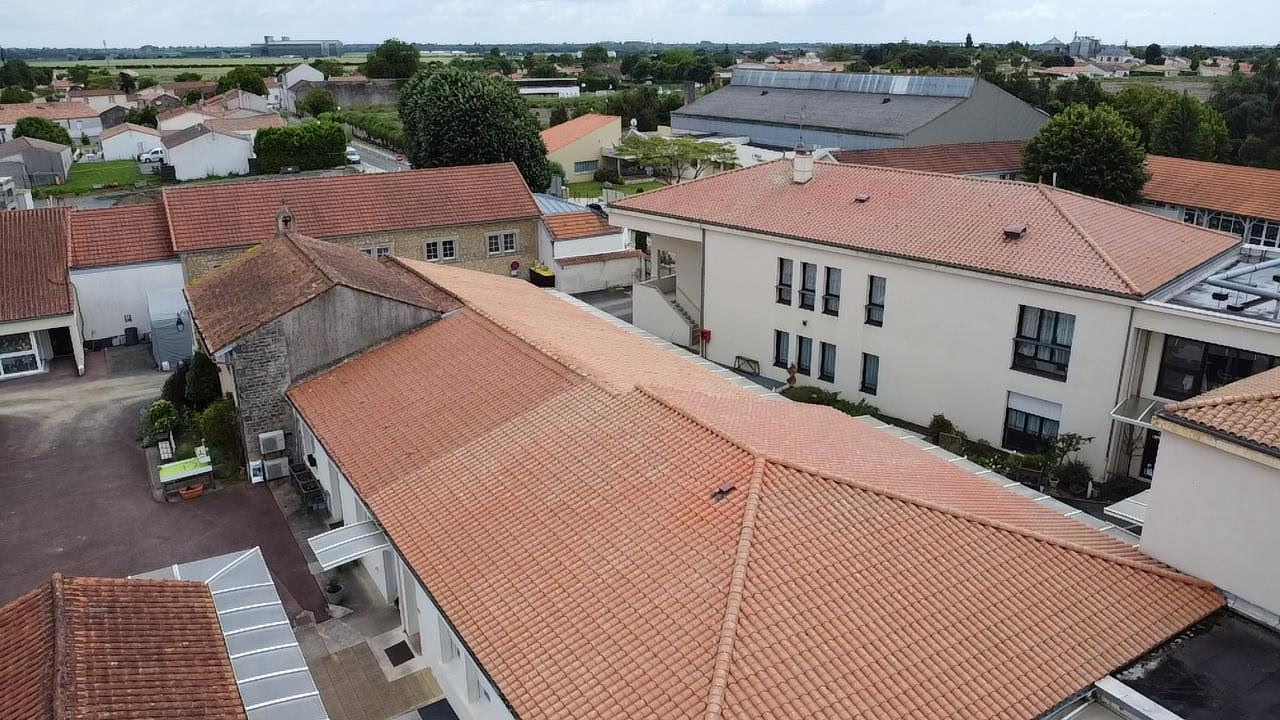 Vue aérienne de toitures en tuiles